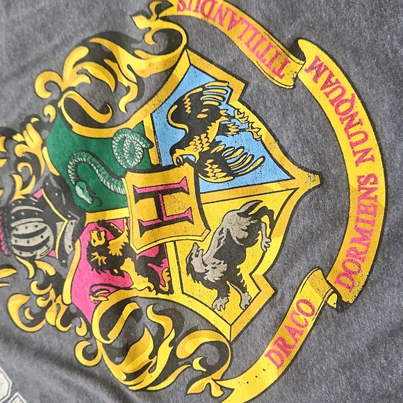 Hogwarts Crest T-Shirt - Picture 7 of 7